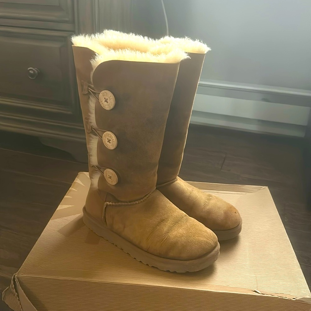 Ugg Bailey Button Triplet, Bomber Boot, Size 8 - image 1